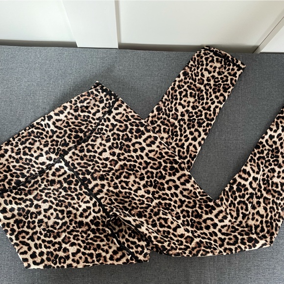 Zyia Scrunch Butt Leopard Leggings - Picture 1 of 1